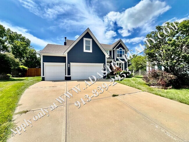 Foto del edificio - Amazing 4 bed 3.5 bath with an in-ground p...