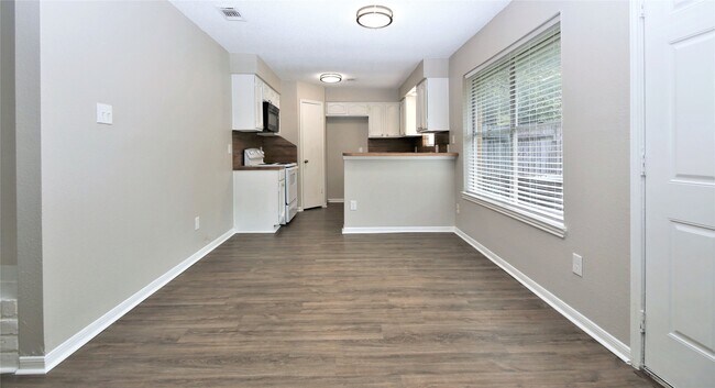 Foto del edificio - 7814 Barnhill Dr