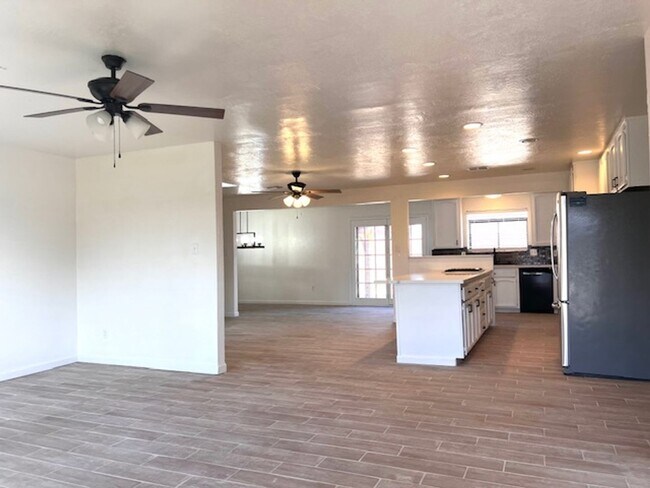 Foto del edificio - MOVE-IN READY!