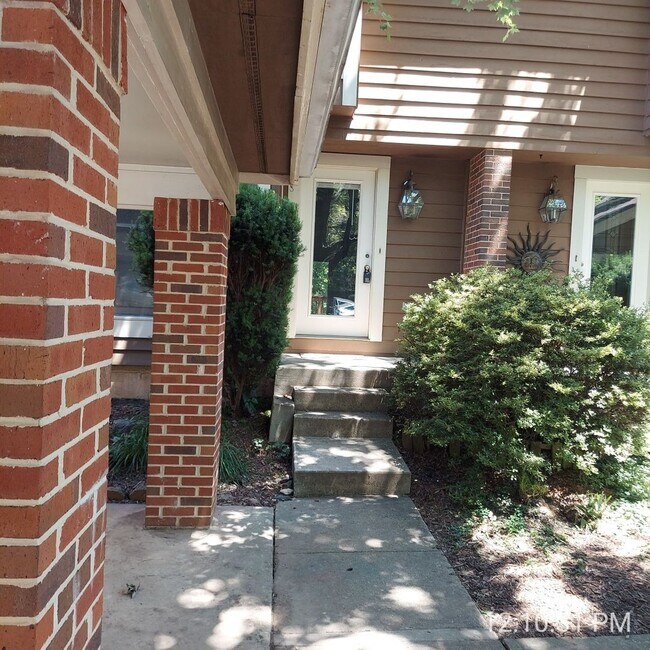 Foto del edificio - Spacious And Sun-Filled 3 Bedroom 2.5 Bath...