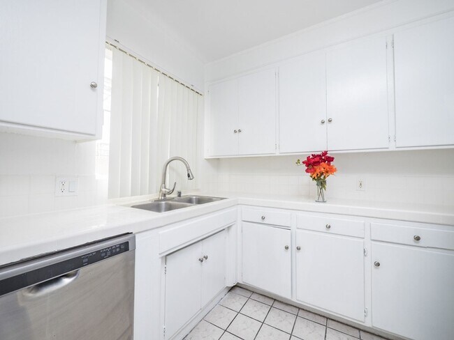 Foto del edificio - 7245 Willoughby Ave