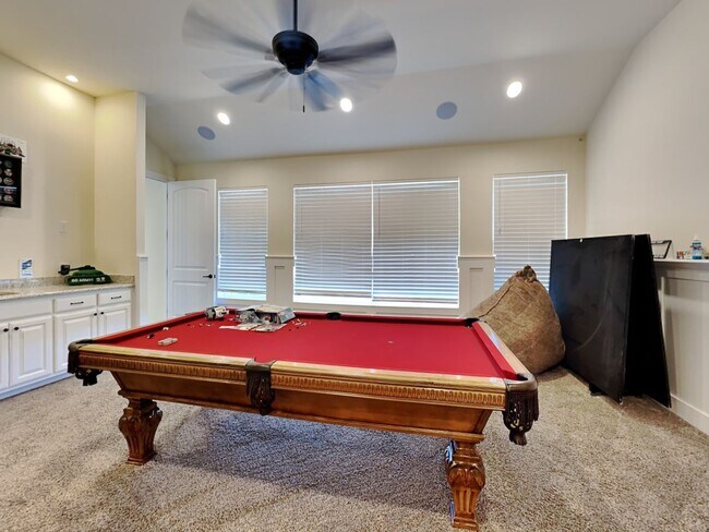Foto del edificio - Experience Resort-Style Living in the Prestigious Gated Community of Bella Flora.