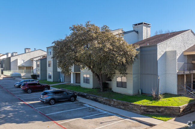 Building Photo - Park Oaks Apartments