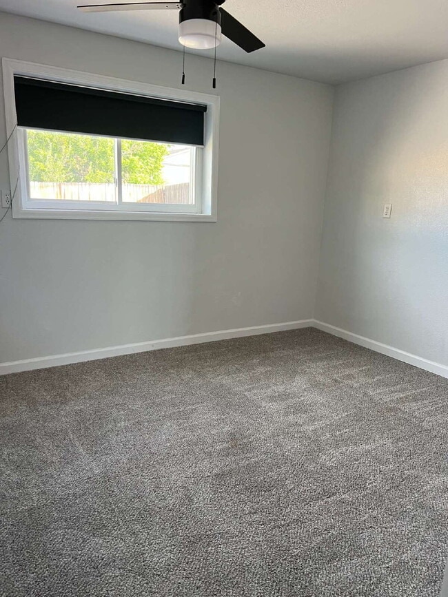 Building Photo - 4 bedroom single family home!