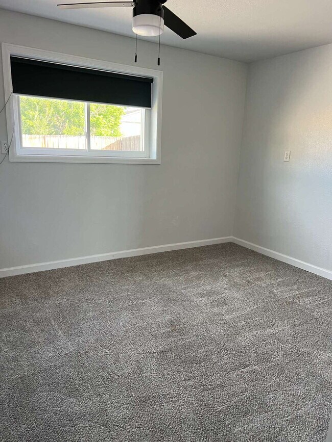 Foto del edificio - 4 bedroom single family home!