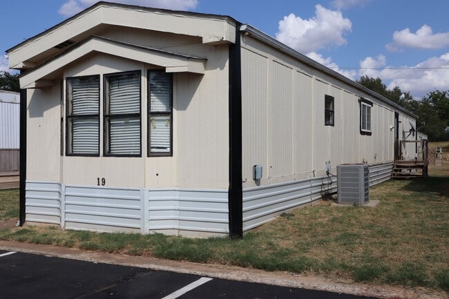 Building Photo - Updated 3 bedroom 2 bath Mobile Home near ...