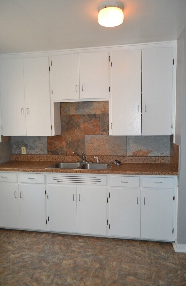 Building Photo - 709 Northside Dr