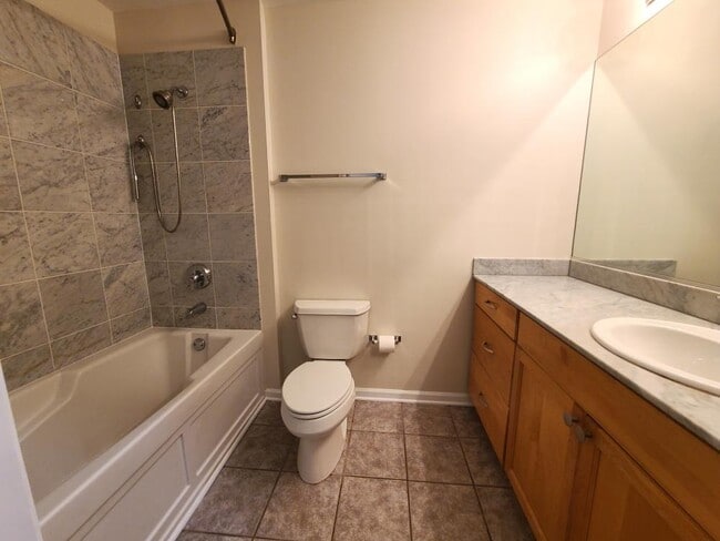 Building Photo - 2 bedroom in Chicago IL 60613