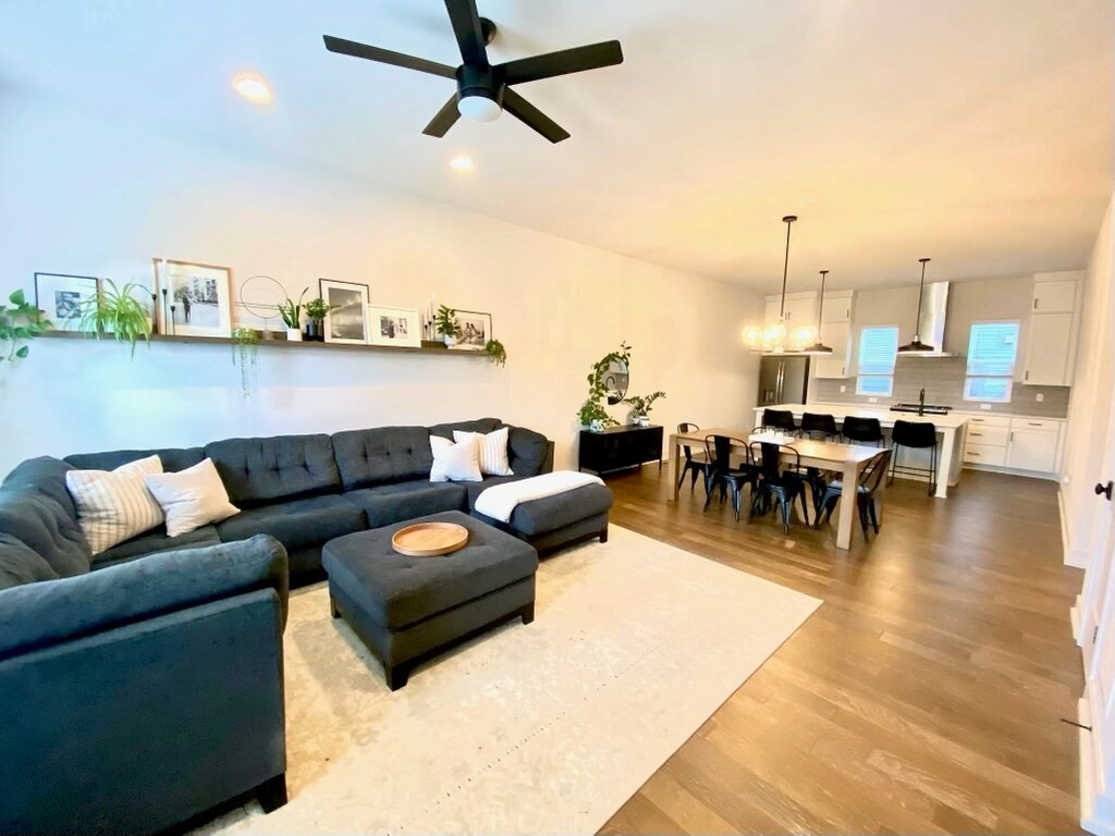 Living Area - 1605 Parkwood Ave