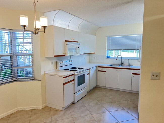 Foto del edificio - Great first floor Condo - Annual Lease