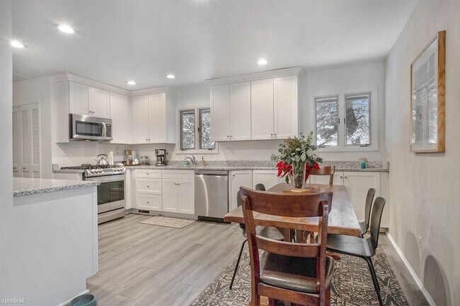 Foto del edificio - 3 br, 2.5 bath House - 2531 Esch Ave