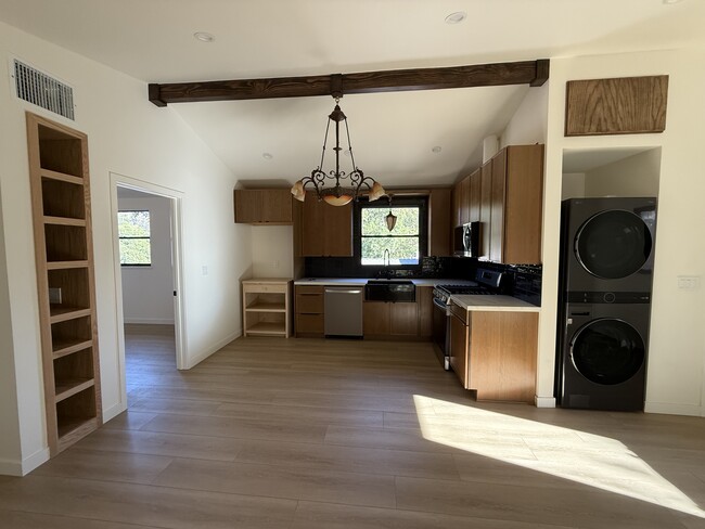 Building Photo - 2115 Hyperion Ave