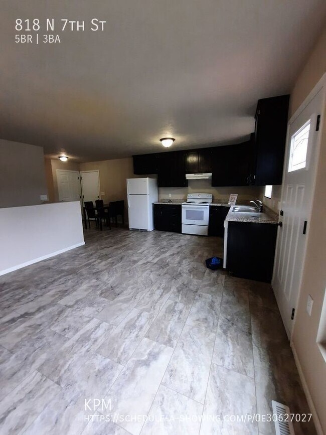 Foto del edificio - 5 BED | 3 BATH | UPDATED | SINGLE-FAMILY |...