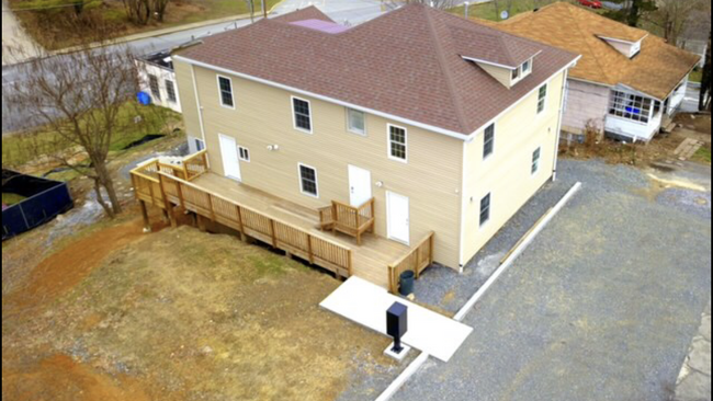 Building Photo - 206 Main St