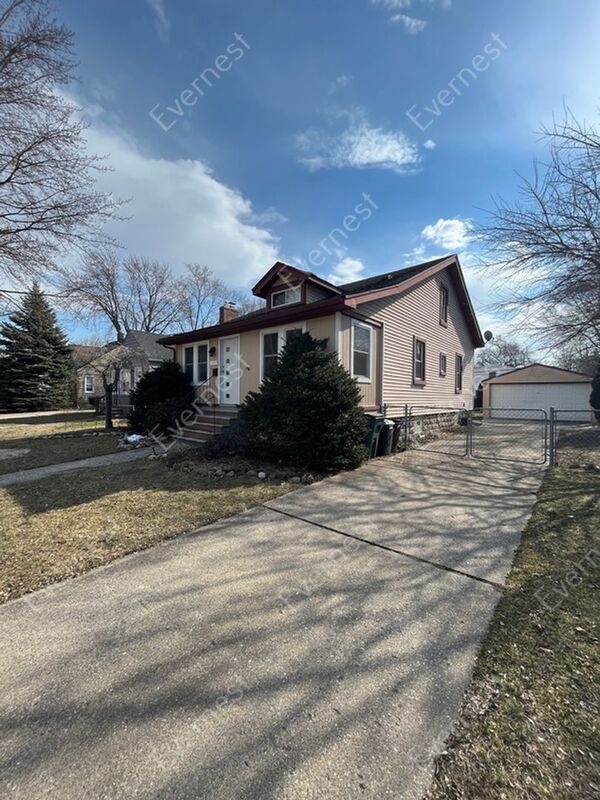 Building Photo - 1557 Leroy St