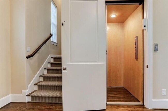 Building Photo - 9602 Fannin E Sta