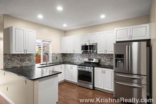 Foto del edificio - Charming **UPDATED** 3 BD* 2.5 BA* Single ...