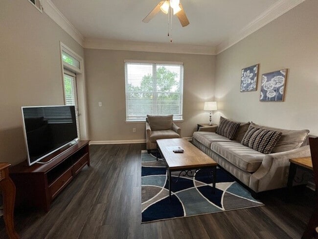 Building Photo - 705 Town Blvd