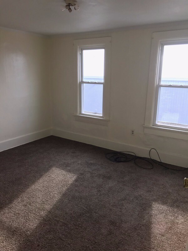 Building Photo - 2 bedrooms 1 bath