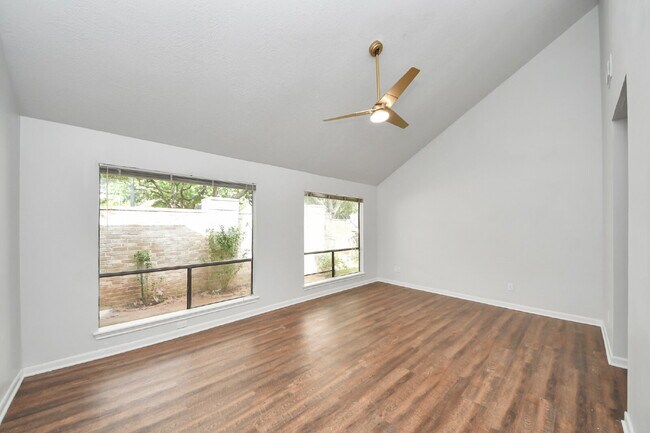 Foto del edificio - Freshly Remodeled Sugar Land Home with a Garden That Came Ready to Show Off