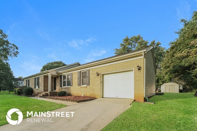 Building Photo - 2125 Helen Dr