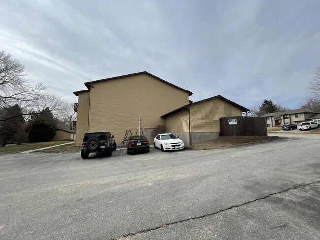 Building Photo - 2050 Holiday Rd Unit B1