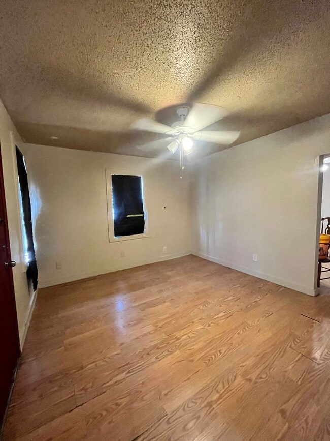 Building Photo - 1 Bedroom / 1 Bathroom Rental Home-Section 8 Accepted