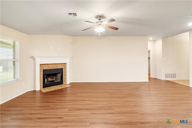 Foto del edificio - 9405 Cricket Dr