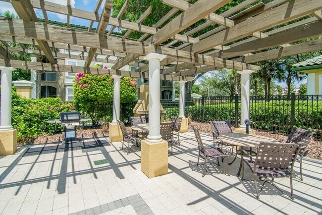 Foto del edificio - Ground Floor 2 Bedroom 1 Bathroom in Riverview, FL - Walk to Riverview Theater