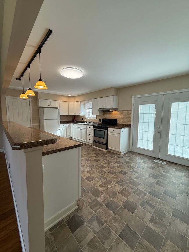 Building Photo - 3 Bedroom House Available April 2025!