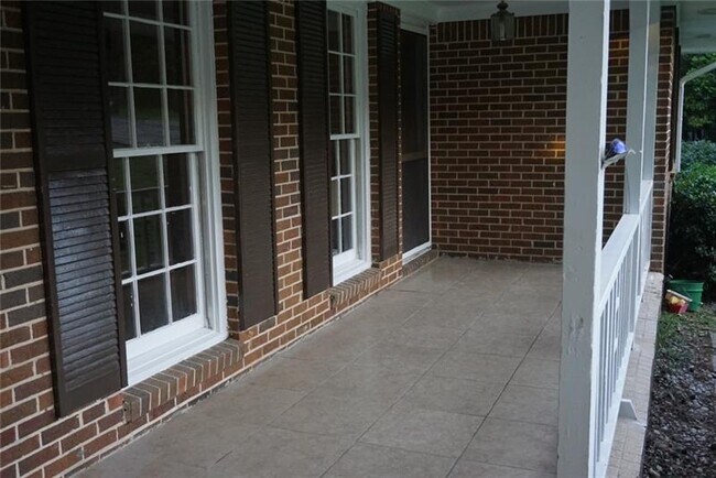 Building Photo - 3140 Oak Dr