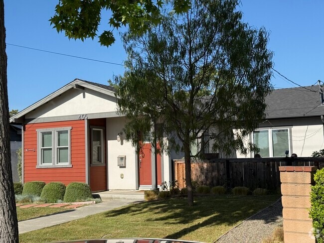Building Photo - 455 N Cypress St
