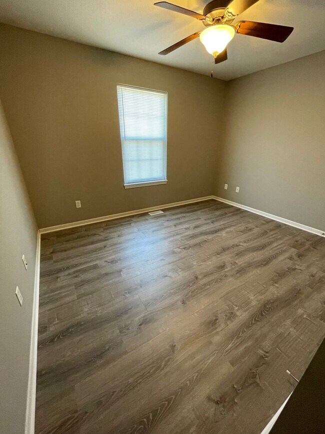Foto del edificio - 4 bed/ 2 bath townhouse
