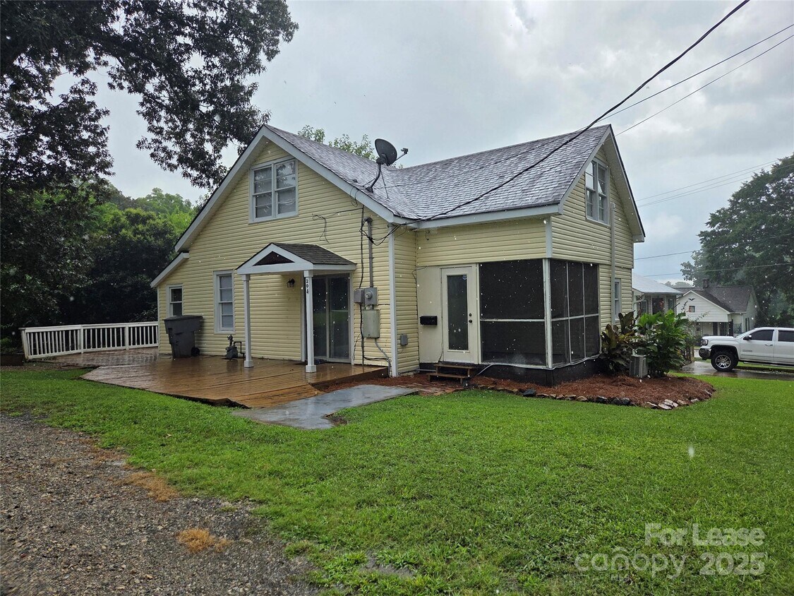 Primary Photo - 204 Smith St