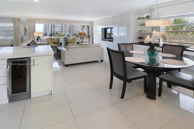 Foto del edificio - 220 Kings Point Dr