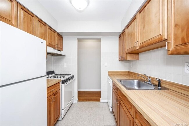 Building Photo - 507 White Plains Rd