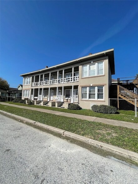 Foto principal - 3008 Avenue R