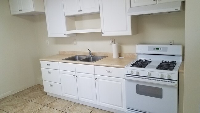 Building Photo - Super Clean & Nicely Renovated 2BR/1Bath i...