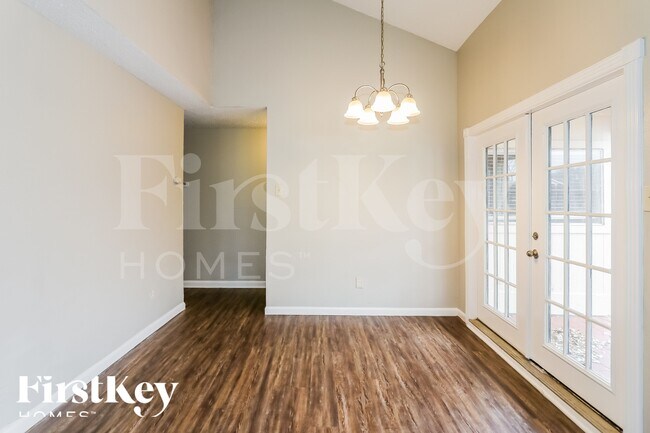 Building Photo - 10810 Lakewood Oaks Dr