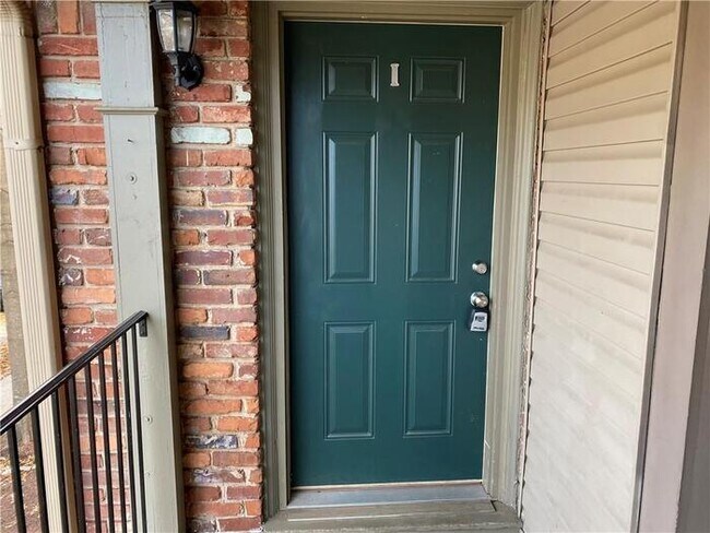 Building Photo - Large 3BR/2BA on Second Floor. Great Schoo...