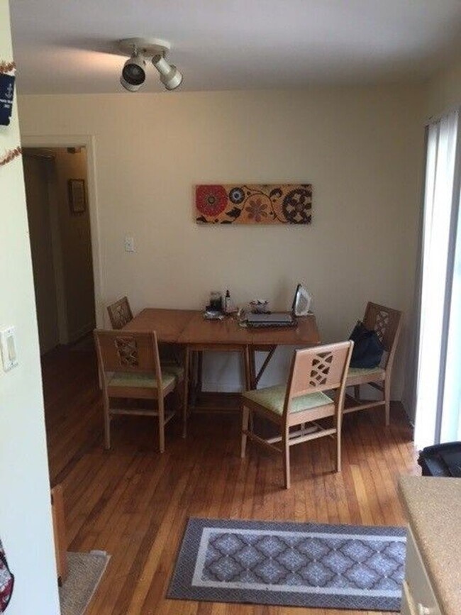 Building Photo - 3 Bedroom House off Juniper Drive!