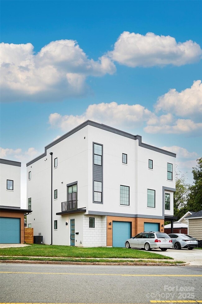 Building Photo - 1302 E 10th St