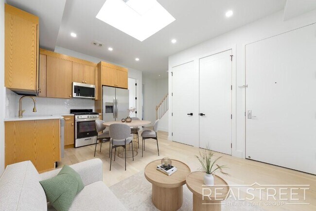 Foto del edificio - Stunning Brand New 2 Bed 2 Bath + PRIVATE ...