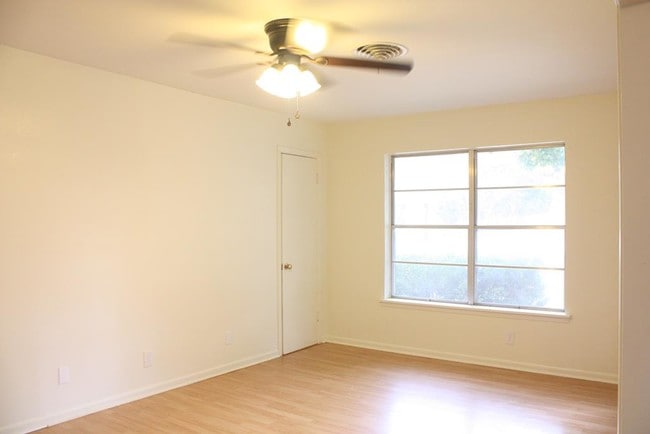 Building Photo - 403 Fairview Dr