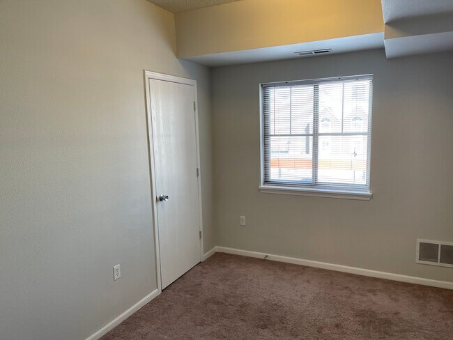 Building Photo - 313 S Gilbert St