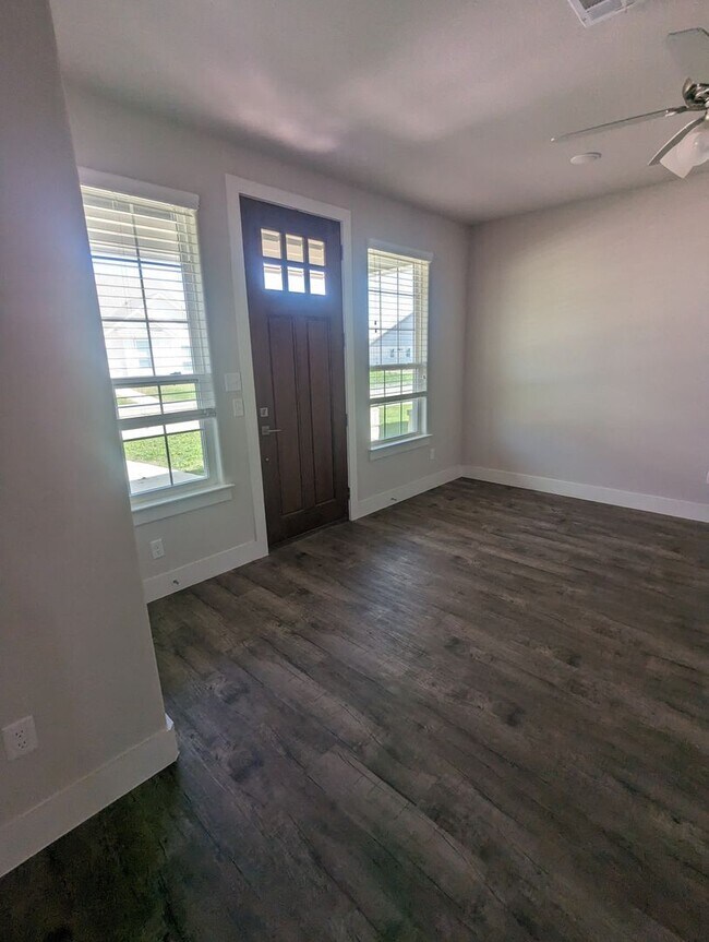 Foto del edificio - 4/2.5/2 - Beautiful 2 story/ PRIVATE PARKING!! GODLEY ISD