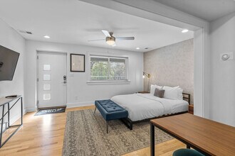 Building Photo - 1136 Crescent Ave NE