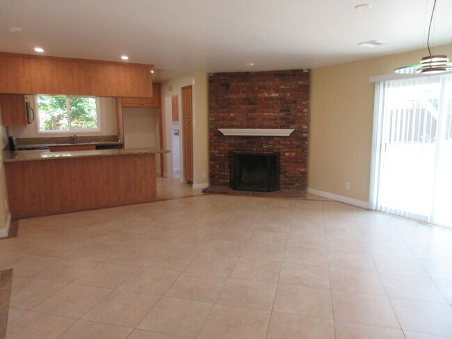 Foto del edificio - Beautiful Porter Ranch 3 Bedroom home on B...