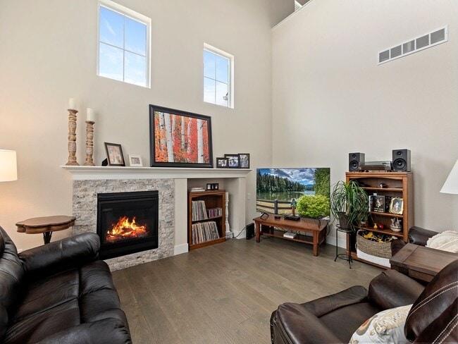 Building Photo - 3-Bedroom 2.5-Bath Townhome Loveland, CO!
