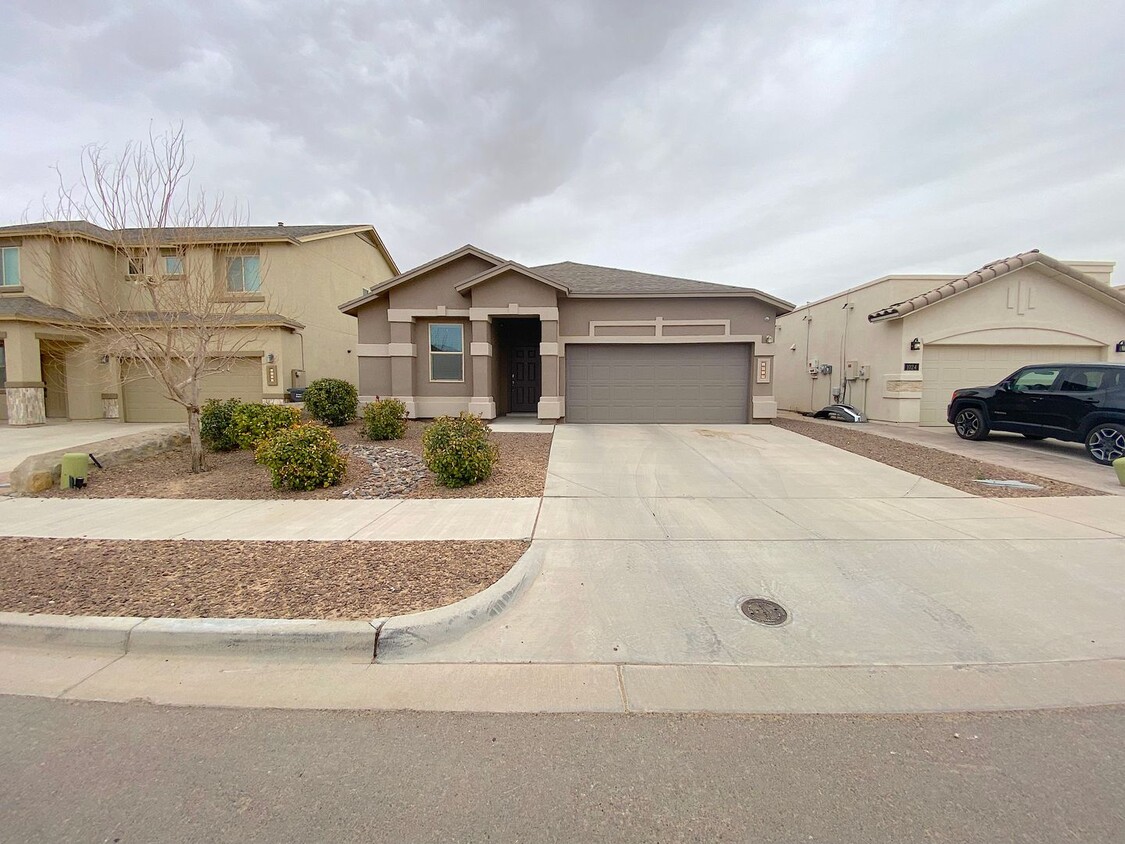 Primary Photo - East El Paso 3 bed Refrig A/C w/office!